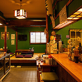 A long-established and cozy space with a Showa feel ◆Private rooms are also available.