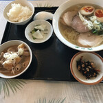 青竹手打ちラーメン 俺の夢 - 夢ちゃんらーめん☆もつ煮セット