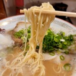 博多ラーメン でぶちゃん - 麺リフト　博多ラーメン