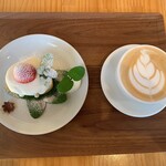 Ufu Cafe - 右：カフェラテ…税込500円　左：キャンドルケーキいちご…税込600円]