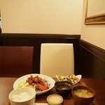 Cafe & Kitchen Matsukichi - カリッとジューシー唐揚げの定食