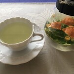 モイベーカリー - ティザン(Tisane) はベランダのカレンデュラと乾燥させたオレンジピール。カップはハンガリーの HEREND。