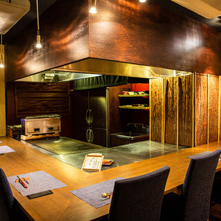 The restaurant is equipped with lively counter seats and spacious table seats!