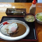 Ginza Curry - 中盛りカレーに目玉焼き＆味噌汁＆グリーンサラダ