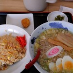 Taiwanese Arisan Shindzu Ten - チャーハンと塩ラーメンのランチ715円(チャーハン少なめでオーダー。小皿はチキンナゲット)