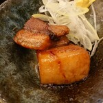 Oraga Soba Machiya Sanpoputen - ネギを動かして豚角煮をアップw