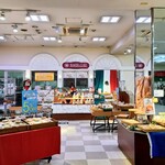 Baker Chef Yonago Ekimae - 店内の様子！