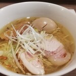 麺屋 鶏恋 - 味玉入り鶏塩らぁ麺　￥950(2021/12現在)