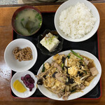 中華菜園 大仙 - 2021年12月。木耳と卵炒め定食には冷奴と納豆と味噌汁とお新香付き。