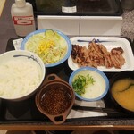 Matsuya Nanatsukahara Sa Kudarisen Ten - 豚焼肉定食 (税込)700円 (2021.12.12)