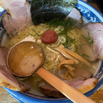 Gottsuri Ramen - 5枚のチャーシューは厚くて食べ応えあります。脂身は甘く、良い豚を使っていると感じました。美味しかったです。