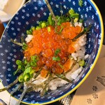 キャットベース - 3種の海鮮丼のいくら丼