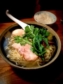 Ramen Motoyamatei - 塩らーめん700円。この近辺にはない貴重な塩らーめん。春菊がポイント！