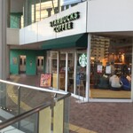 Starbucks Coffee Chigasaki Suruga Biru Ten - JR茅ヶ崎駅からペデストリアンデッキで直結の「茅ヶ崎スルガビル」入り口の一等地に「スターバックス・コーヒー 茅ヶ崎スルガビル店」は、店舗を構えています。