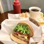 Freshness Burger Yabacho Ten - クラシックバーガー（¥540）＋レギュラーセット（フライドポテト、ドリップコーヒー）（¥450）（税込）