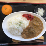 ダイニングぶなの森 - みかんのおまけ付き。カレーの中に2つ、いちじくが入っていました。