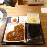 なかむら - 焼肉屋さんのカレーライス定食、900円。