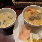 Asian Kitchen Toridori - マッサマンカレーとイエローカレーのあいがけ