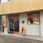 はるら - お店は白木原駅前の通り沿いにあります。