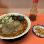 Gion Ramen - 激辛ラーメン と 大根の漬物 と島唐辛子