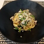 ENGAGEMENT - 鶏肉と菜花のクリームソース　スパゲッティ！黒の器って珍しいですが熱々パスタの湯気が映えるのです！