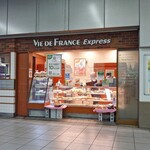 VIE DE FRANCE Express Ekusupuresu Akabane Ten - 外観。赤羽駅南口改札(外)の目の前にある対面型小型店舗