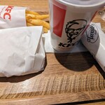 Kentucky Fried Chicken Musashi Koyama Ten - オシャレなトレイは以前の名残りでしょうか（ケンタッキーフライドチキン 武蔵小山店）