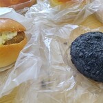 Yume no Boulanger - 梅しそチキンカツバーガーと黒カレーパン