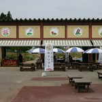 どんでん平ゆり園 - エントランス脇の売店・カフェ（この他に園内中奥にレストランもあり）