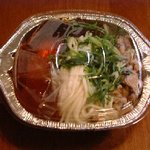 あーちゃん - お持ち帰り用“ぼっかけうどん”　袋の出汁をお鍋に移して煮込むだけで美味しいぼっかけうどんがお召し上がりいただけます（こちらの持ち帰り用うどんのお値段には“容器代”５０円が含まれています）