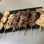 Yakitori Aji Ichiban - ツクネ、白モツ、砂肝、カシラ、レバー、ハツ、テバ中
                        といった具合でしょうか…全て塩でいただきました
                        味がギューっと染み込んでいるんです