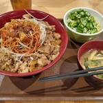 Sukiya Yamagata Akoya Ten - にんにく赤だれ白髪ねぎ牛丼(メガ+つゆだく+ねぎだく)オクラサラダセット