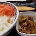 Yoshinoya Kawagoe Kaido Narimasu Ten - 七味も必須。