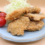 Shuzo Riki Kojo Chokubaijo - 力特製レバーカツ（勝！）「国産、毎日手作り」1パック（5個入り）200円（税込）※短冊表記通り，協力セブン・イレブン・ジャパン（千切りキャベツ，完熟プチトマト），飯能焼の皿