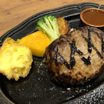 Toyoken Grill Ionmoru Tsunan Ten - デミハンバーグ。ソースに付けて食しても良し、ソースをぶっかけて焦がしても良し。