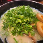 Ramen Bakumatsu Gobo Mototen - 豚骨ら〜めん（煮玉子、ねぎ大盛り）