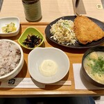 Hyakusai Yumetaun Hatsukaichi Ten - 松浦アジフライ定食の雑穀米大盛、味噌汁をだんご汁に変更