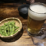 Niku Zushi Yakitori All you can eat Senmon Private rooms Izakaya Waraizo Shinjuku Higashiguchi Ten - 枝豆にビール