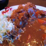 ROCCO - 具沢山チキンカレーにキャベツの付け合せ。