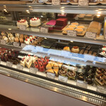 Patisserie Bien Sur - 生ケーキもある　※左側