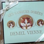 DEMEL - 【今週のおすすめのBEST ①】
            
            ◆〖ソリッドチョコ猫ラベル〗【ミルク】（105ｇ）
            （1944えん）
            
            可愛いパッケージฅ・ω・*ฅ♥