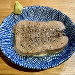 Ebisu Horumon Tatsumura - お通しの「 茹で牛タン 」
                        柔らかい。お好みでワサビをつけて。