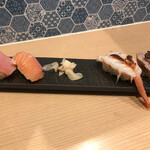 Sushi Sake Sakana Sugitama Ryogoku - 厳選２貫、炙り海老雲丹ソース、鮪ロッシーニ風、各３２９円。お寿司は、正直、今ひとつです。。回転寿司屋さんの方が良いと思います。。。