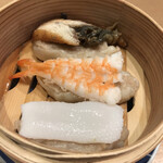 Sushi Sake Sakana Sugitama Ryogoku - シュウマイ三種盛り４３９円。鰻、海老、イカの盛り合わせです。上にそれぞれの具が乗せてありますが、シュウマイは同じものです。それなりには美味しかったです(^｡^)