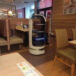 Gusto Minatomirai Ten - 料理運搬ロボット