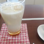 cafe petit pas - ドリンクは珍しいレモンラッシー。生チョコはサービスしてくれました