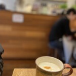 Tockurikibata Coffee Ten - 奥にもやっと見えるカウンターで会計を済ませて席についていると店員さんが持って来ていただけます。