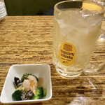 マルヤス酒場 - メガ角ハイボール 600円。
      と、お通し 300円。