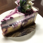 Mon Cherie Matsushita Kawauchi Ten - ブルーベリーチーズケーキ440円、ベークドチーズケーキとレアチーズケーキが1度に楽しめる欲張りなケーキ(*^^*)