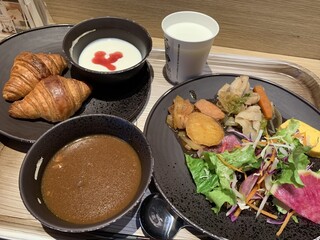 SUPER HOTEL Shinbashi Karasumoriguchi - ある日の朝食メニューです。（2022年2月）